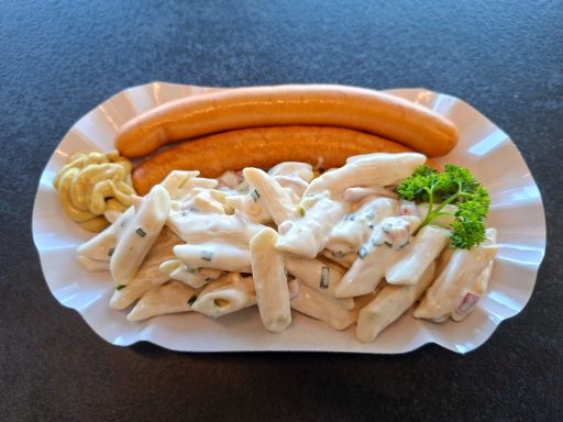 Wienerwürstchen mit Nudelsalat